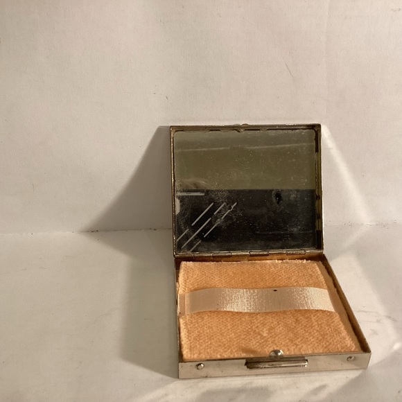 Vintage Atlantic City souvenir compact - Picture 3 of 4